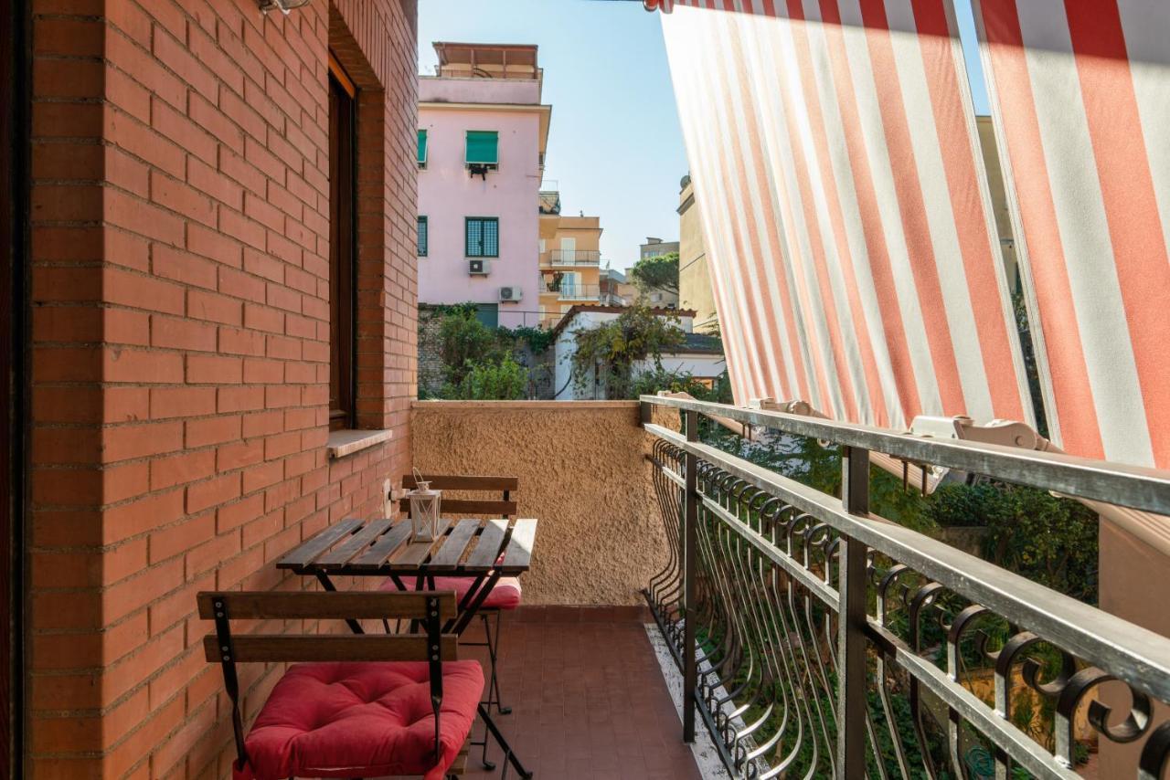 Apartment Walking Distance From San Pietro Rom